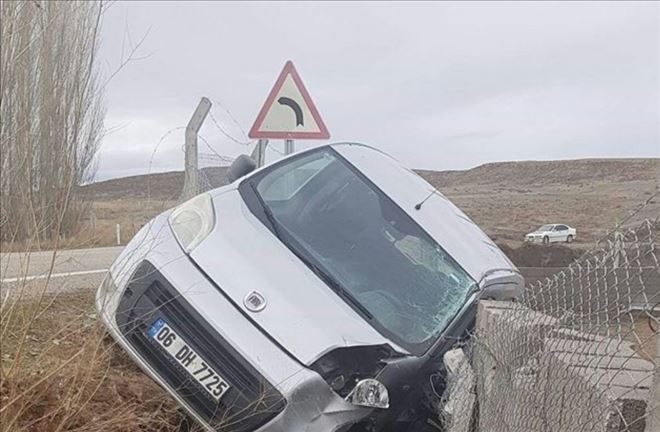 Otomobil  evin duvarına çarparak durabildi