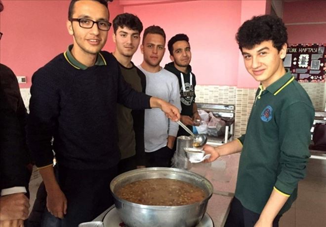 ÖĞRENCİLER, YARDIM AMACIYLA 400 KİŞİLİK AŞURE YAPTIRIP SATIŞA SUNDULAR