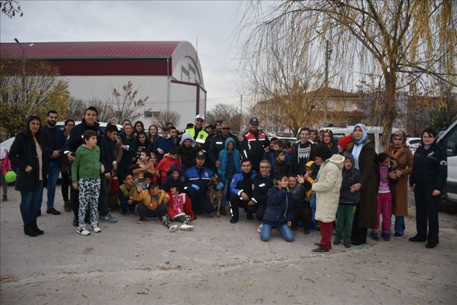 Aksaray Polisi Zihinsel ve Bedensel Engelli Öğrencileri Unutmadı. 