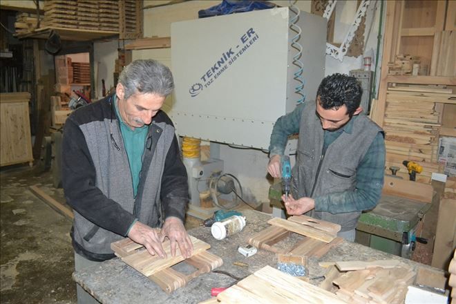 Turistik bölgelerin ahşap tabureleri baba ve oğlundan