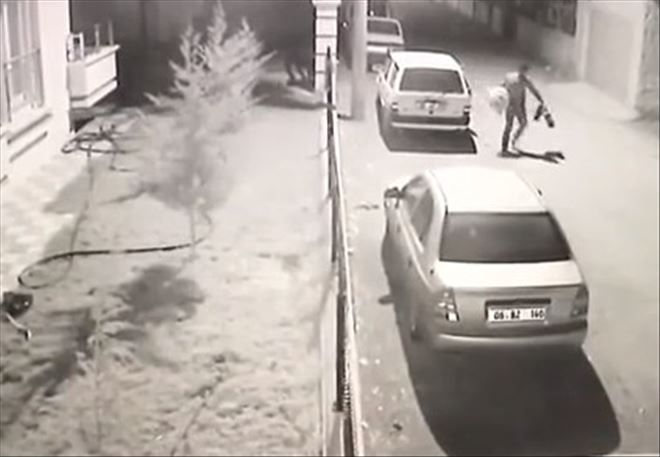 Otomobilden hırsızlık anı güvenlik kamerasında