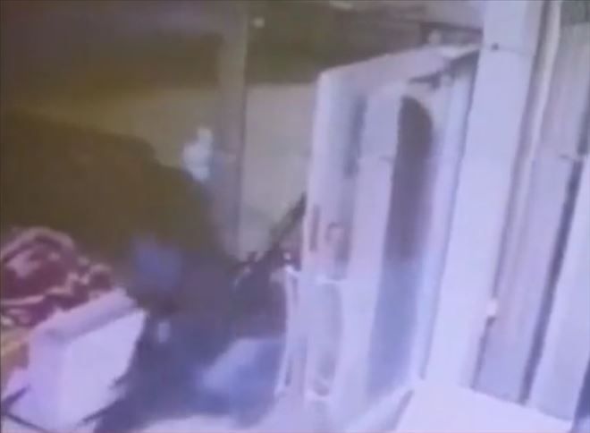 Akaryakıt istasyonunda silahlı gasp güvenlik kamerasında