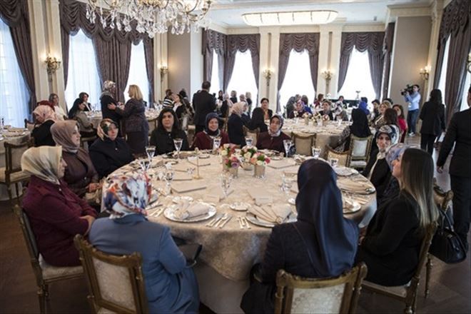 Emine Erdoğan özel harekat polislerinin eşlerine yemek verdi