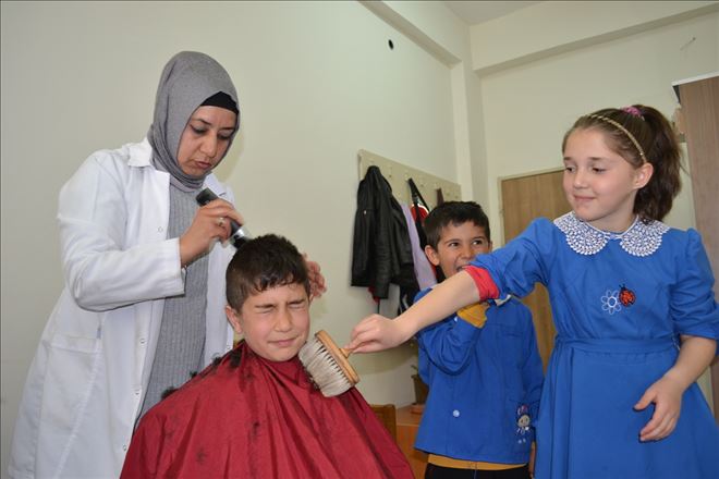 Öğrencilerin gönüllü kuaförü oldu