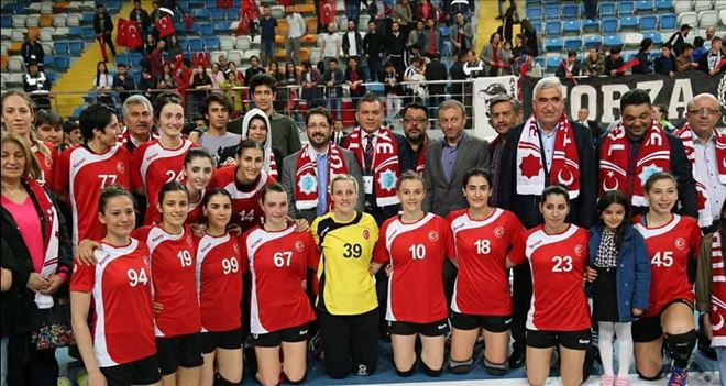 A MILLILERIMIZ AKSARAY´DA ÖNÜNE GELENI DEVIRIYOR 