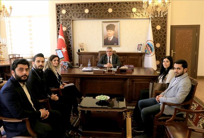 Sığınmacılar ve Göçmenlerle Dayanışma Derneği Vali Aykut Pekmez´i ziyaret etti