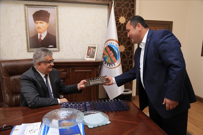 Atık camlar ustasının elinden sanata dönüşüyor