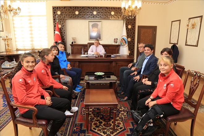 Şampiyon Bayan Futbol Takımı Vali Pekmez´i ziyaret etti