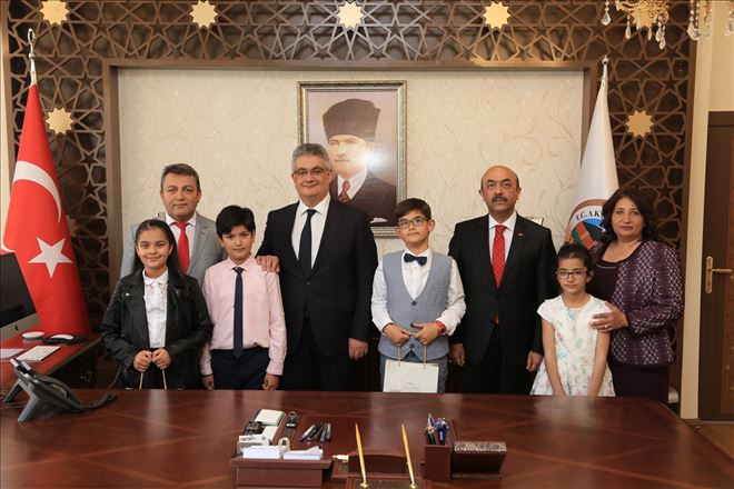 Aksaray´da Çocuklar  Vali Koltuğuna oturdular