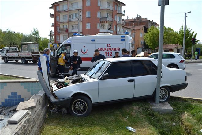 Aksaray´da Aracıyla Süs Havuzuna Çarpan Sürücü Yaralandı