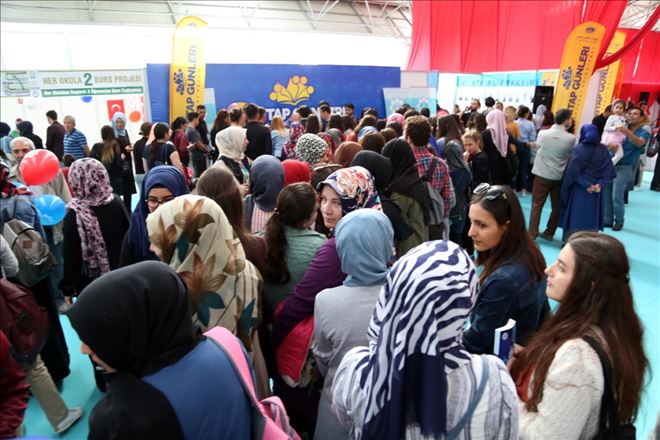 Yazarların İmza Günlerinde Uzun Kuyruklar Oluşuyor