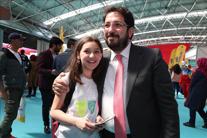 Başkana Mektup Yazarak Çocuk Festivali Yapılmasını İsteyen Azra Çocuk Festivalinde Başkanla Buluştu