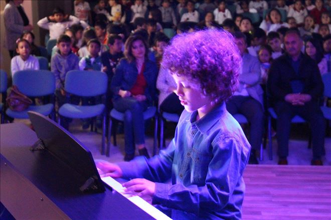 Öğrencilerden gitar ve piyano konseri