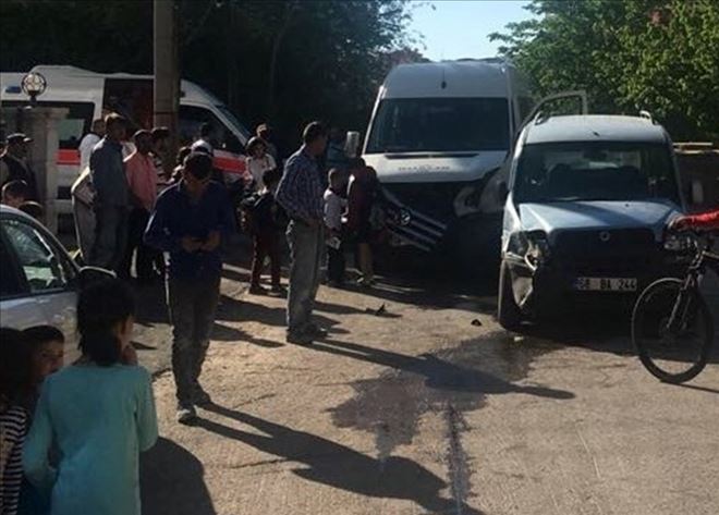Öğrenci servisi hafif ticari araçla çarpıştı: 10 yaralı