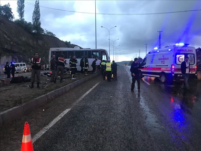  Öğrencileri taşıyan tur midibüsü devrildi: 9 yaralı