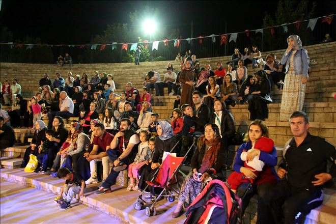 Vatandaşlar, Belediyenin Ramazan Programlarında Tasavvuf Müzikleriyle Huzur Buluyor. Çocuklar İse Doyasıya Eğleniyor.