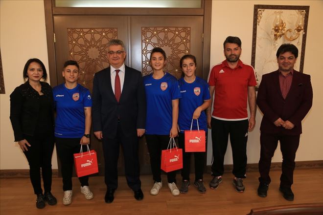 Güzel Sanatlar Lisesi ve Bayan Futbolcular Vali´yi Ziyaret Etti.