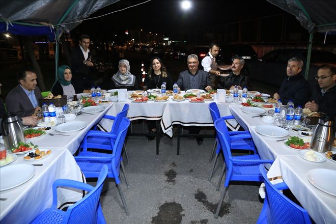 Vali Pekmez Polis Kontrol Noktasında Görevli Polislerle Birlikte Sahur Yaptı