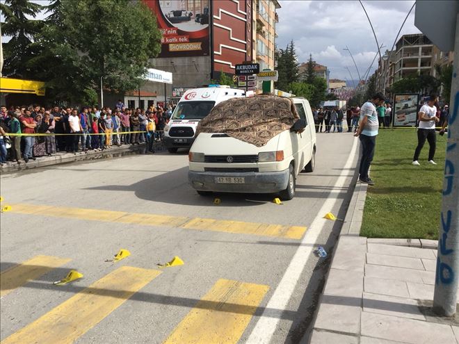 Husumetlisini, kırmızı ışıkta pompalı tüfekle öldürdü