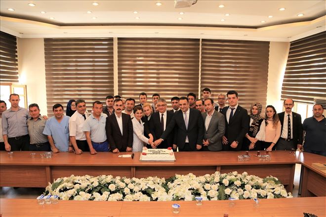 Kamu kurumlarında çalışan iççiler kadro sevincini Vali Aykut Pekmez´le paylaştı