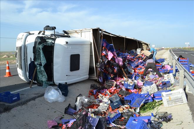  Aksaray´da domates yüklü kamyon devrildi: 1 yaralı 
