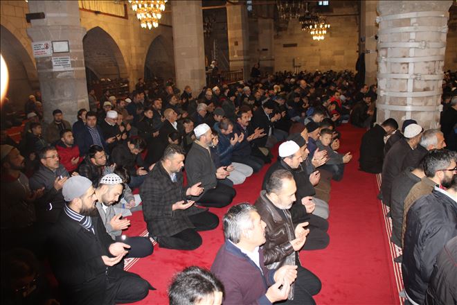 Kadir Gecesi dolayısıyla Aksaray´da  vatandaşlar camilere akın etti. 