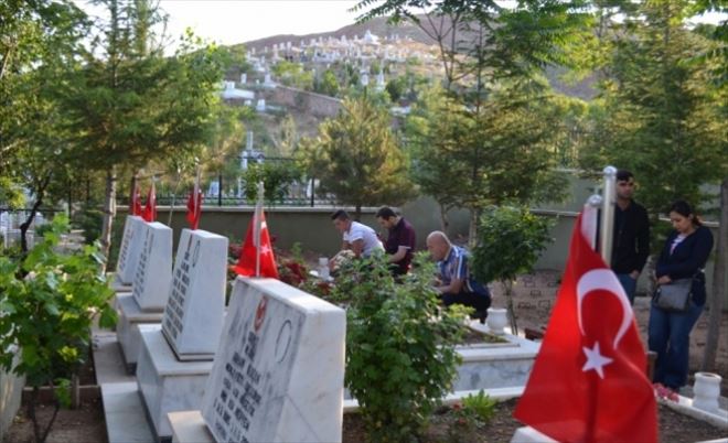 Aksaray´da Şehit Aileleri Şehitleri Ziyaret Ediyor