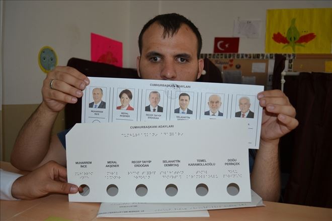 Aksaray´da Görme Engellileri de Oylarını Kendileri Kullandı