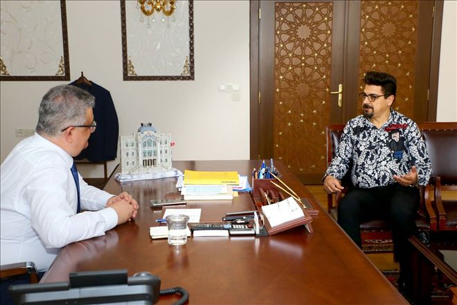 Ahmet Sefa, Vali Aykut Pekmez´e Valilik Binasının Minyatür Maketini Hediye Etti 