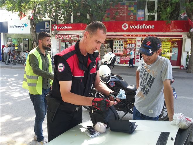 Yolda bulduğu para çantasını polise teslim etti