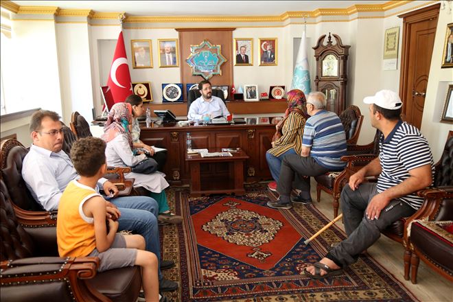 Başkan Yazgı, Vatandaşlarla Yüz Yüze Görüşüp Taleplerini Dinliyor