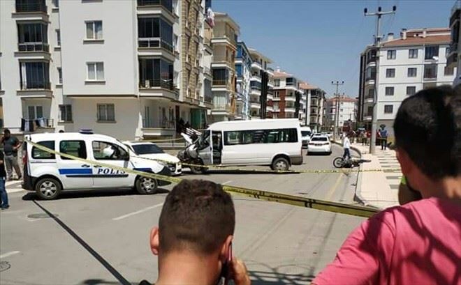  Motosiklet Servis Aracına çarptı:1 ölü, 2 yaralı
