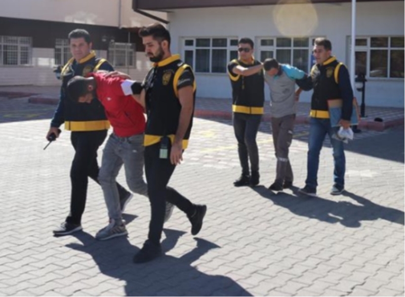  Hırsızlık Zanlılarını Polis Enseledi 