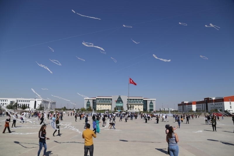 ASÜ’ de 2. si Düzenlenen Uçurtma Etkinliği Muhteşem Görüntülere Sahne Oldu 