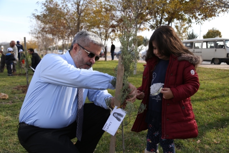 Rektör Şahin, Çocuklarla Birlikte Fidan Dikti 
