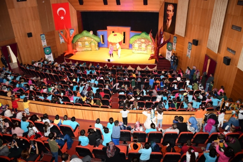 Davetsiz Misafirler ve Keloğlan’ın Eşeği Adlı Tiyatro Oyunları Yoğun İlgi Gördü