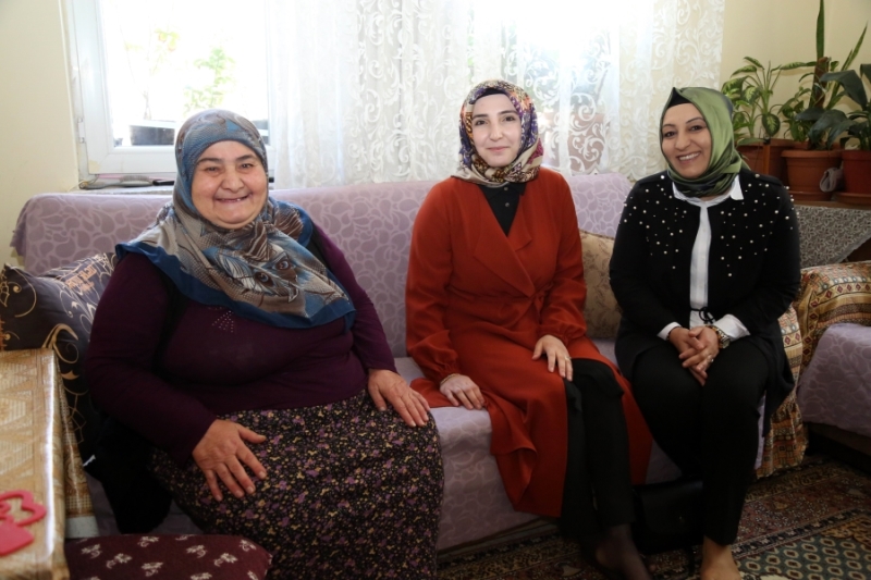 Belediye Başkanı Evren Dinçer’in Eşi Merve Dinçer, İhtiyaç Sahibi Vatandaşları Evlerinde Ziyaret Ederek Hayır Dualarını Alıyor