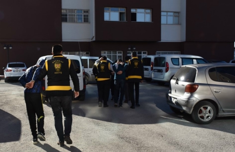 Oto Hırsızları Aksaray Polisinden Kaçamadı