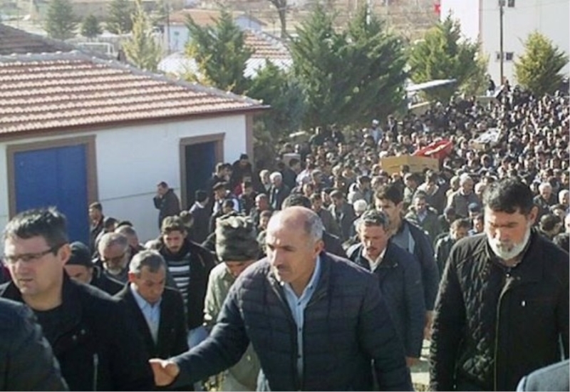 Trafik Kazasında Ölen 3 Genç Göz Yaşları Arasında Toprağa Verildi