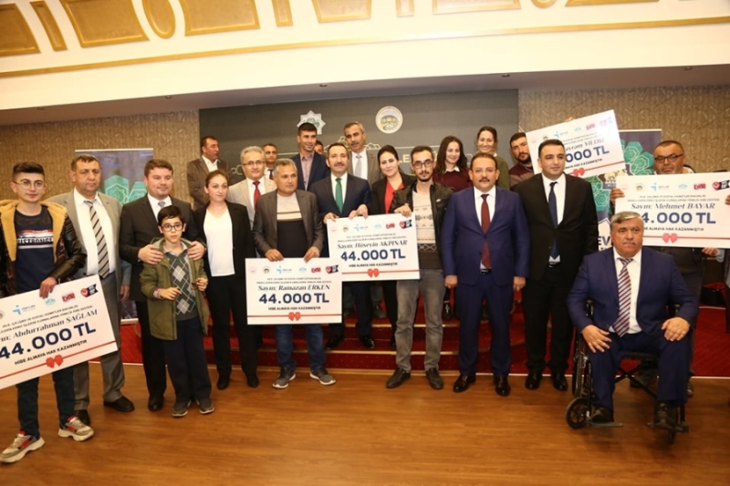 Aksaray Belediyesi Özel Çocuklara ve Ailelerine Yemek Verdi