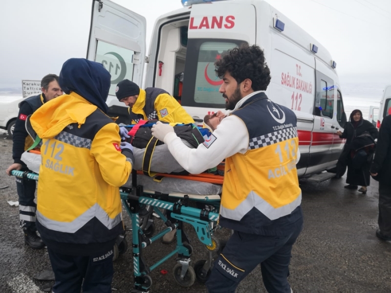 İki Otomobil Kavşakta Çarpıştı 1