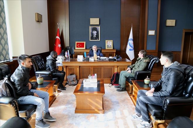 Şahin, Sosyal Medyadan Kendisine Ulaşan Öğrencilerle Görüştü 