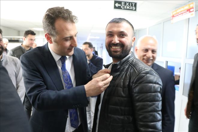 Özhan Türemiş Rozeti Elleriyle Taktı 