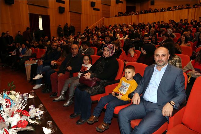 ?Benimle Delirir Misin? Adlı Oyun İzleyenleri Kahkahaya Boğdu