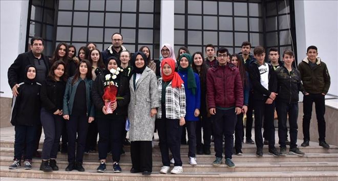 Aksaray Somuncu Baba Lisesi Öğrencileri Huzur Evinde Yaşlıları Ziyaret Ederek Ellerini Öptüler