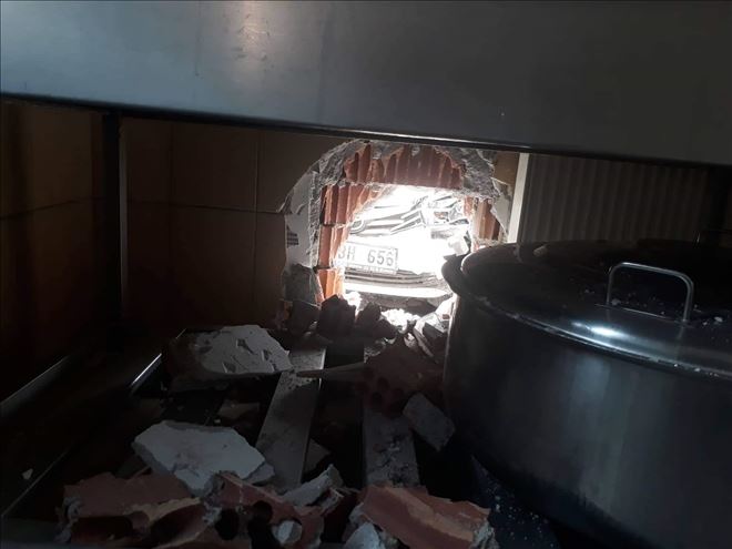 Kontrolden Çıkan Araç Aşevi Duvarına Çarptı,1 Kişi Yaralandı