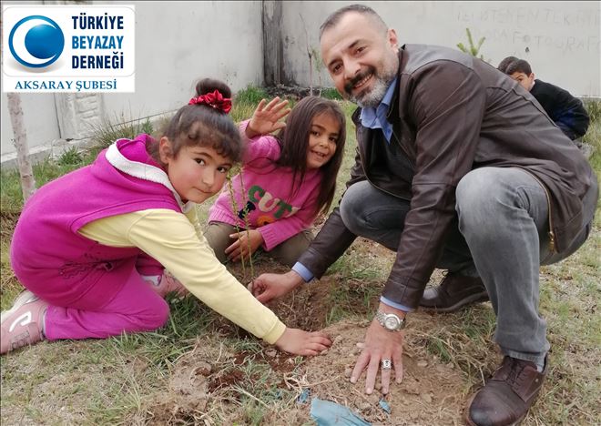 Beyazay´ın Küçük Ellerinde, Fidanlar Toprakla Buluştu