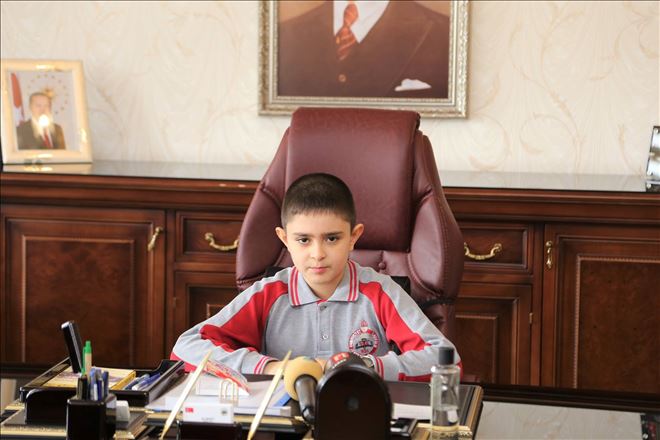 Çocuk Vali Valilik makamında çocuklara seslendi