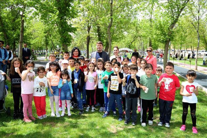 Başkanı Karşılarında Gören Çocuklar Heyecanlandılar