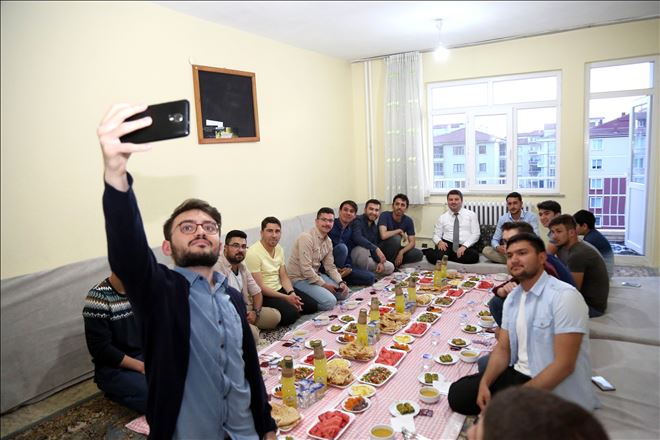  BAŞKAN EVREN DİNÇER, ÜNİVERSİTE ÖĞRENCİLERİYLE İFTAR YEMEĞİNDE BULUŞTU 